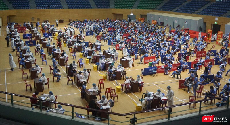 Một góc Cung thể thao Tiên Sơn (Đà Nẵng) ngày đầu tiên triển khai tiêm vaccine phòng COVID-19 cho trẻ dưới 18 tuổi