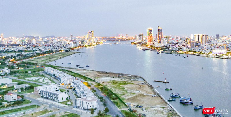 Một góc đô thị ven sông Hàn (Đà Nẵng) nhìn từ trên cao Một góc đô thị ven sông Hàn (Đà Nẵng) nhìn từ trên cao