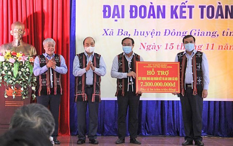 Chủ tịch nước Nguyễn Xuân Phúc trao tặng biểu trưng hỗ trợ 7,3 tỷ đồng cho tỉnh Quảng Nam xây dựng nhà đại đoạn kết và an sinh xã hội.