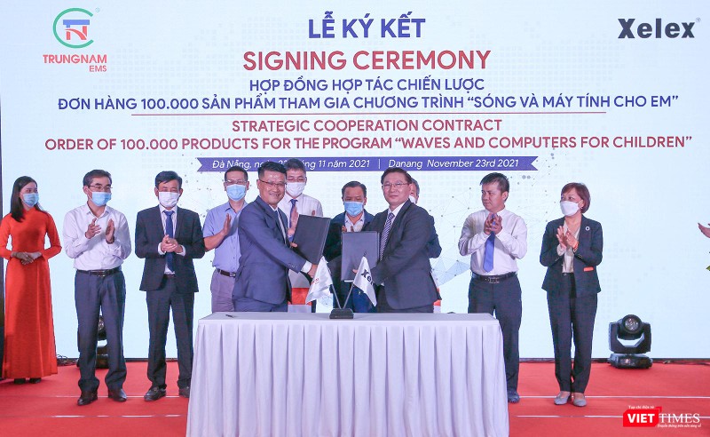 Đại diện nhà máy Trungnam EMS và đối tác Xelex ký kết chương trình “Sóng và máy tính cho em” do Bộ TT&amp;TT phát động nhằm cung cấp 100.000 máy tính bảng phục vụ học sinh học tập trực tuyến