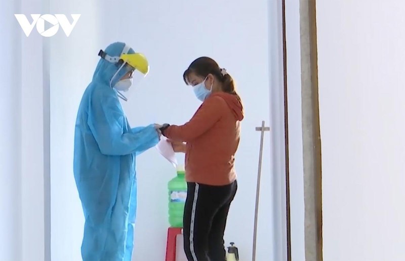 Nhân viên y tế kiểm tra sức khỏe F1 cách ly tại nhà (ảnh Phương Cúc)