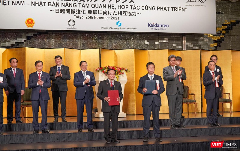 Chủ tịch Hội đồng trường ĐH Đông Á và đại diện Tập đoàn H.I.S tại lễ ký kết dưới sự chứng kiến của Thủ trướng Phạm Minh Chính 