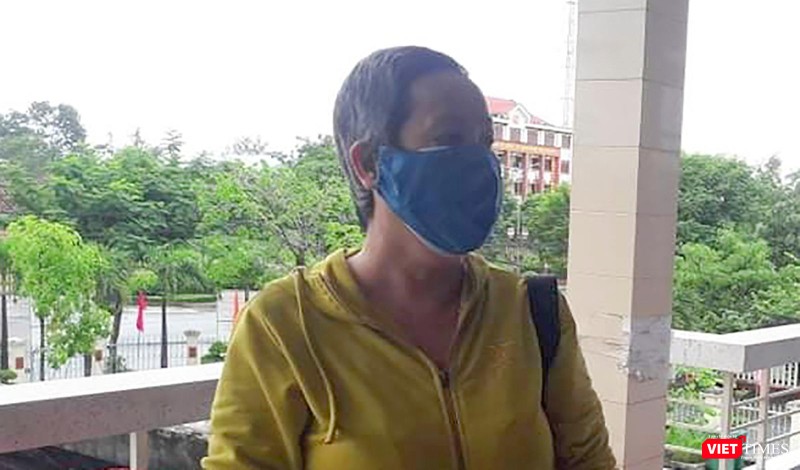 Bà Trần Kim Thanh với đầu tóc vừa xạ trị vì căn bệnh ung thư