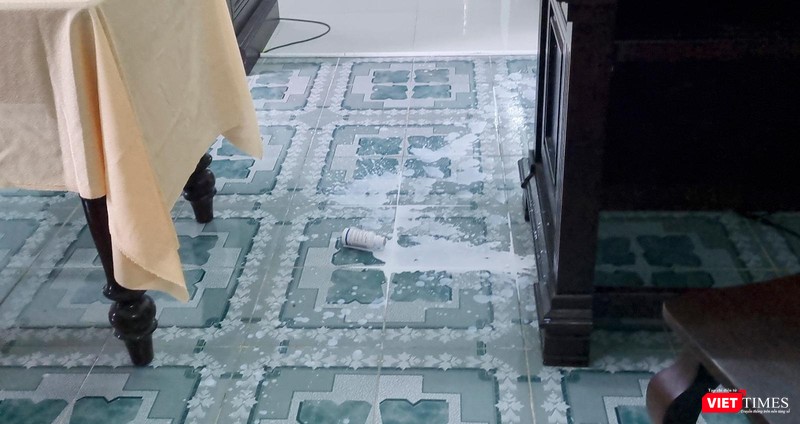 Hiện trường chai thuốc diệt côn trùng do ông Cường uống văng vãi tại phiên toà