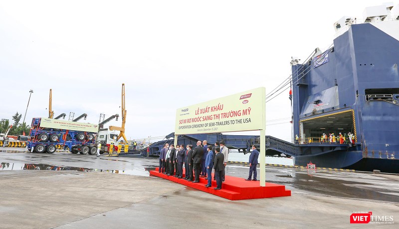 Quang cảnh lễ xuất lô hàng gần 970 sơ mi rơ móc đầu tiên của THACO sang Mỹ diễn ra tại Cảng PTSC Dung Quất (Khu kinh tế Dung Quất, tỉnh Quảng Ngãi)