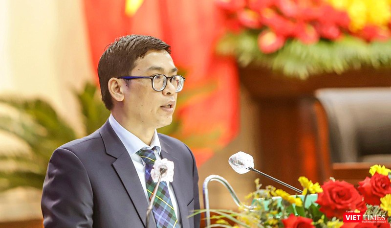 Ông Phùng Phú Phong - Giám đốc Sở Xây dựng TP Đà Nẵng trong phiên chất vấn tại kỳ họp thứ 4, HĐND TP Đà Nẵng khoá X diễn ra sáng ngày 17/12