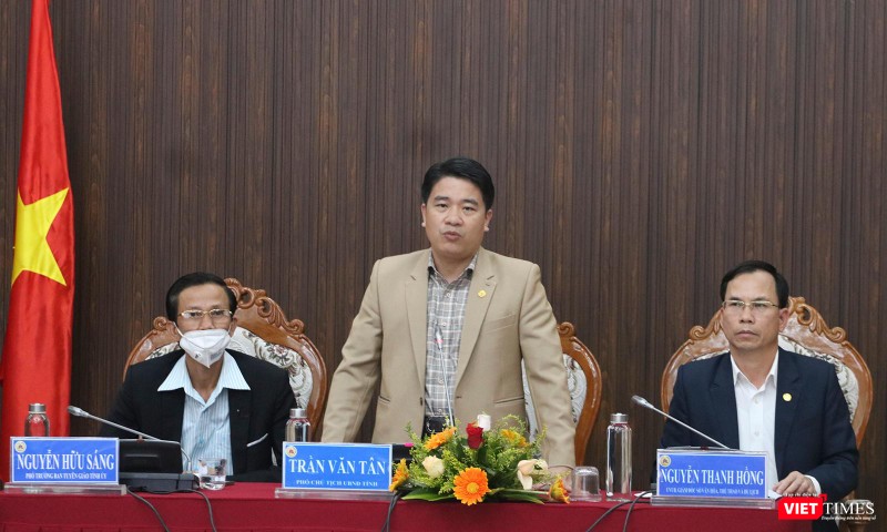 Ông Trần Văn Tân - Phó Chủ tịch UBND tỉnh Quảng Nam trả lời thông tin tại buổi họp báo