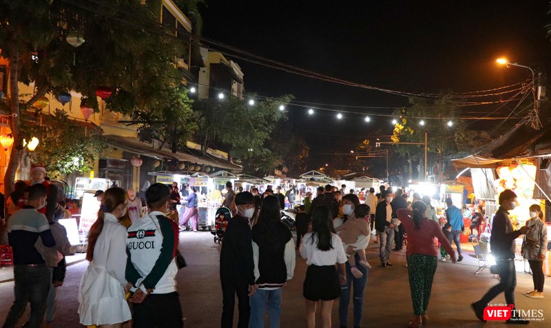 Trên các tuyến phố rất đông người dân và du khách