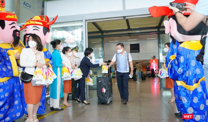 Những vị khách đầu tiên xông đất Đà Nẵng trong năm 2022