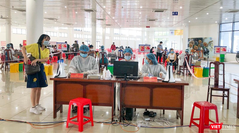 Người dân Đà Nẵng đi tiêm mũi 3 vaccine phòng COVID-19 tại điểm tiêm Trung tâm triển lãm – hội chợ TP Đà Nẵng 