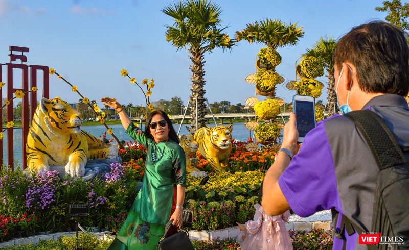 Người dân TP Huế chụp ảnh kỷ niệm với đường hoa xuân Nhâm Dần bên bờ sông Hương (ảnh Tuấn Hiệp)