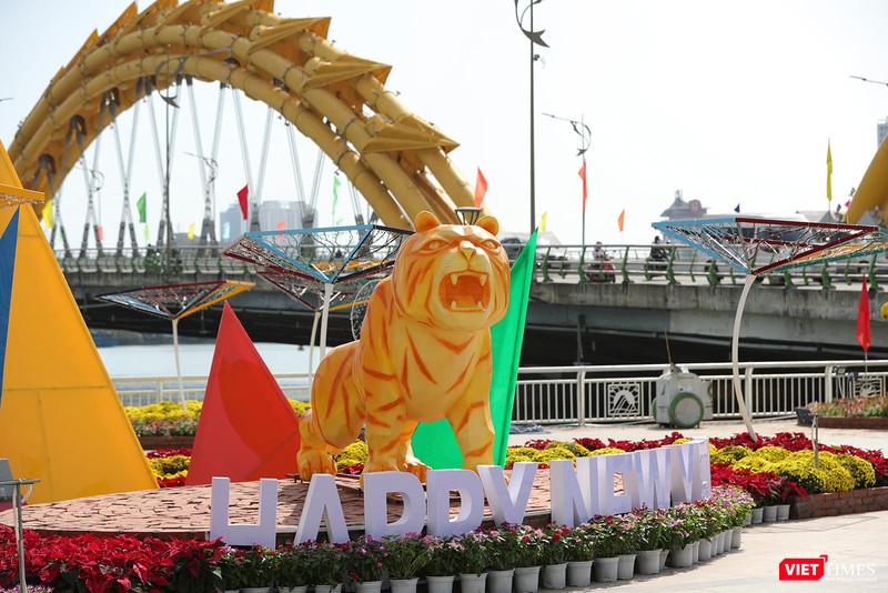 Phân cảnh "Đà Nẵng diệu kỳ" tại công viên phía Tây Bắc cầu Rồng