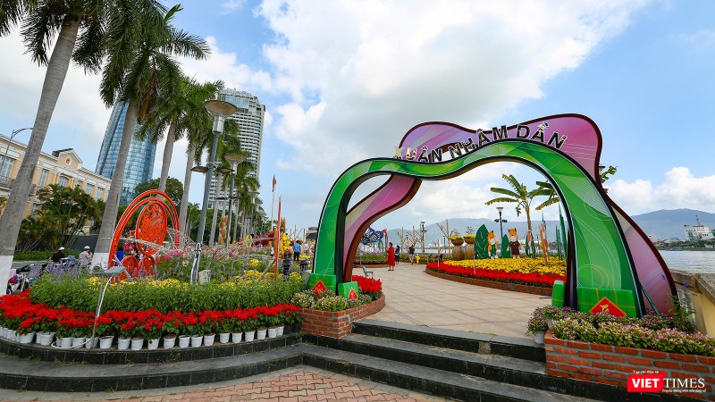 Tiểu cảnh phân đoạn "Truyền thuyết ngũ Hổ" trang trí trước công viên cầu chữ T