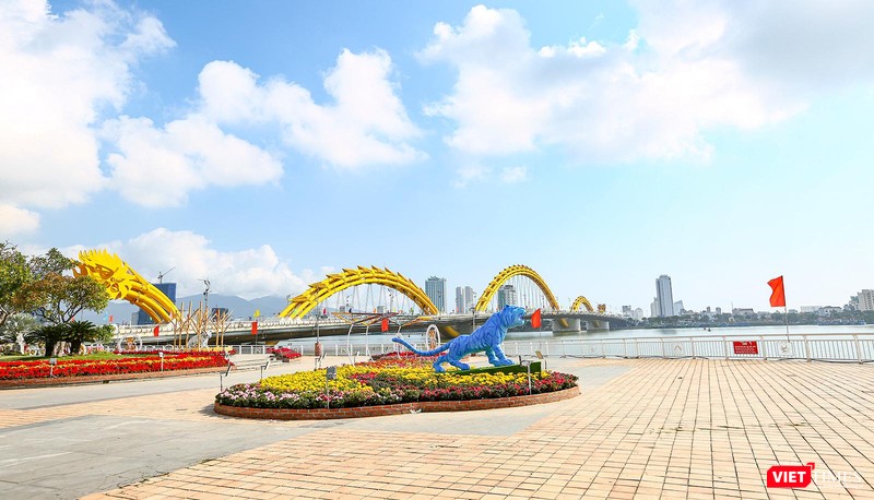 "Thuỷ Hổ" tại công viên bờ Tây cầu Rồng