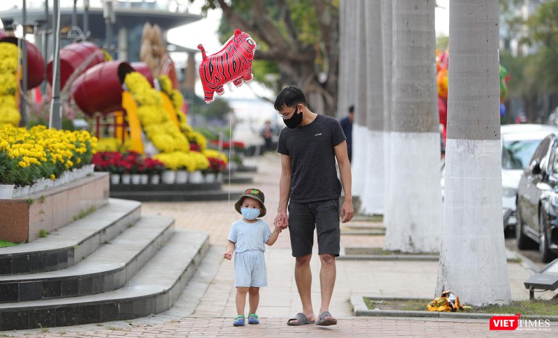 Bố con mình đi dạo Xuân