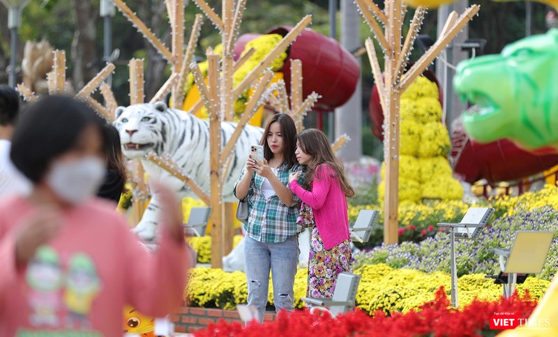 Người dân bắt đầu du Xuân ngay khi đường hoa được mở cửa