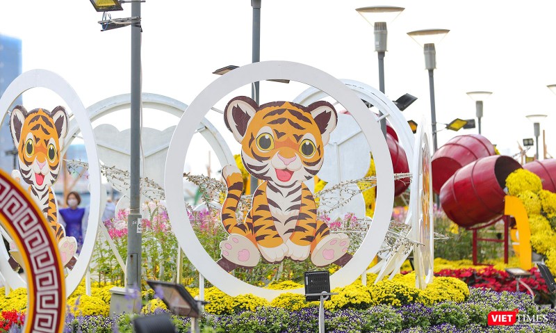 Bên cạnh các tượng linh vật còn có những hình ảnh cách điệu về hổ con tạo điểm nhấn thưởng lãm cho người dân