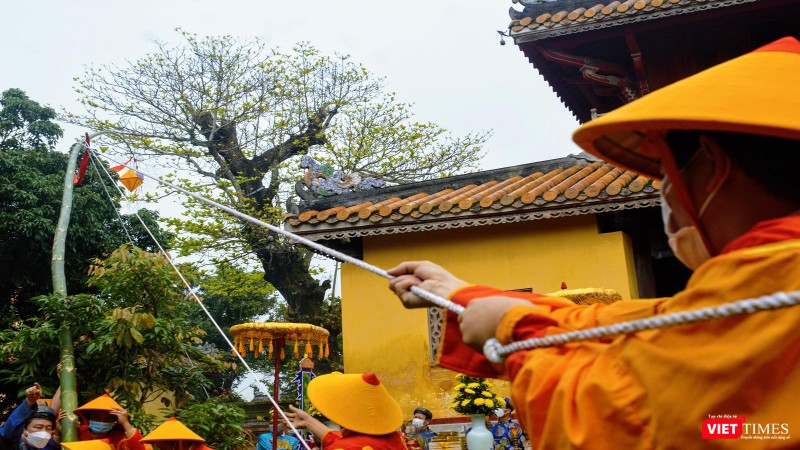 Cây nêu được hạ xuống