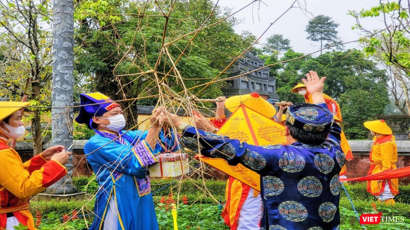 Cây nêu được hạ xuống