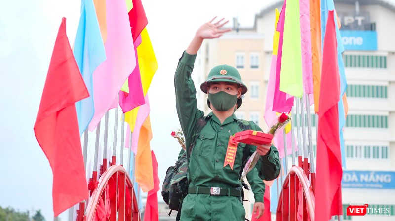 Tân binh đi qua cầu vinh quang trong lễ giao nhận quân năm 2022 tại Đà Nẵng