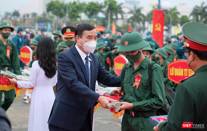 Ông Lê Trung Chinh - Chủ tịch UBND TP Đà Nẵng - tặng hoa cho tân binh trong buổi lễ giao nhận quân năm 2022