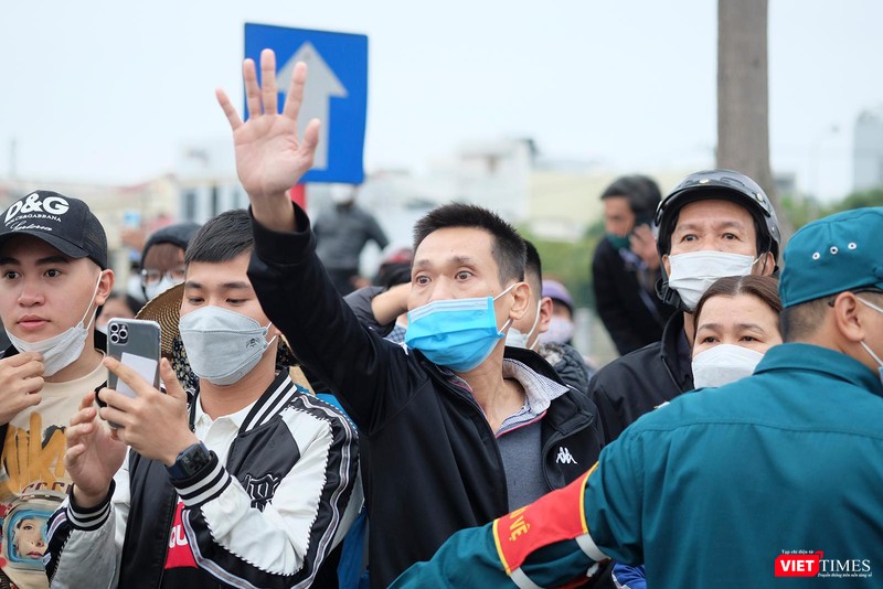 Người thân các tân binh tại buổi lễ giao nhận quân