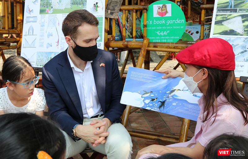 Ông Sam Wood - Phó Tổng Lãnh sự Anh tại TP HCM và nhóm Đại sứ đọc Hội An cùng đọc sách về môi trường cho các bạn thiếu nhi