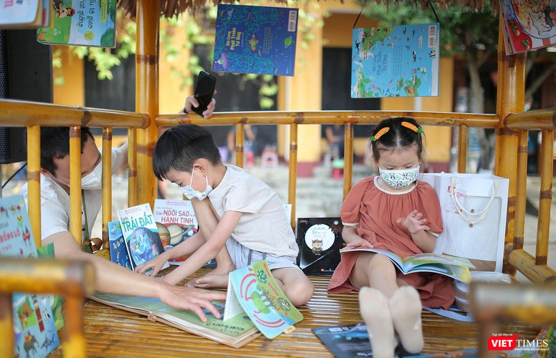 Các bạn thiếu nhi tại buổi đọc sách