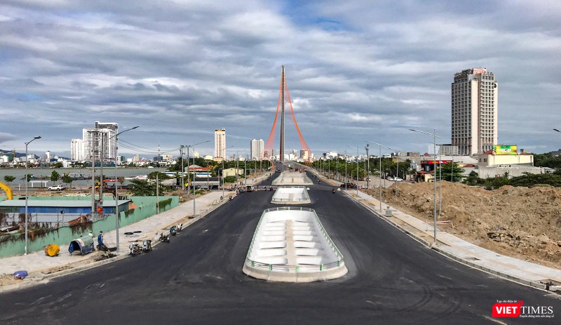 Hầm chui phía Tây cầu Trần Thị Lý nhìn từ đường Duy Tân về phía đông