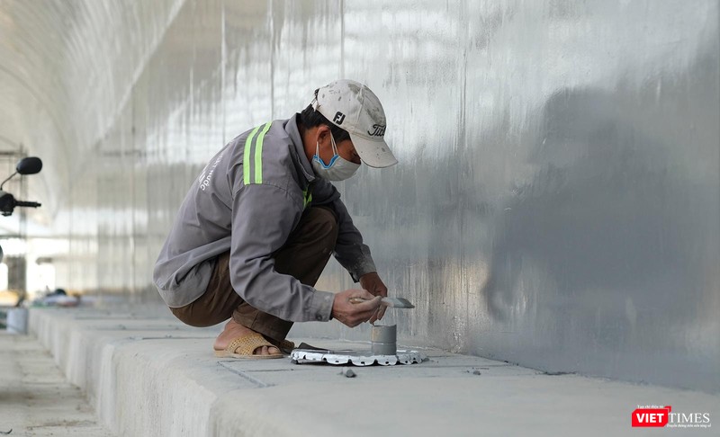 Công nhân hoàn thiện hạng mục sơn bên trong hầm