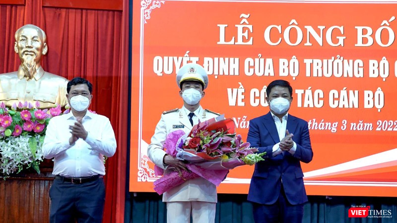 Ông Lương Nguyễn Minh Triết - Phó Bí thư thường trực Thành ủy Đà Nẵng, Chủ tịch HĐND Tthành phố và ông Trần Phước Sơn - Phó Chủ tịch UBND TP Đà nẵng tặng hoa chúc mừng Trung tá Nguyễn Đại Đồng được bổ nhiệm Phó Giám đốc Công an TP Đà Nẵng
