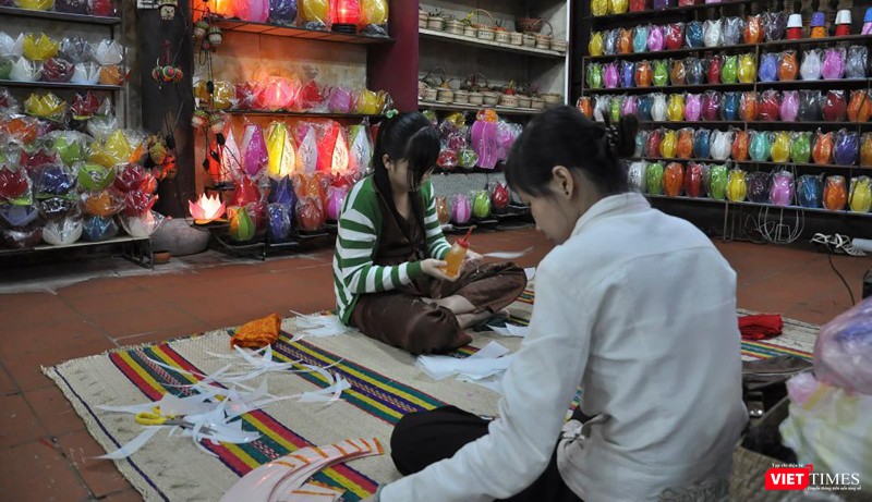 Làm đèn lồng, một trong những sàn phẩm thủ công mỹ nghệ đặc trưng của Hội An