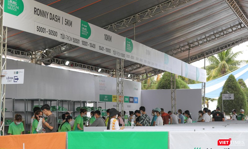 Các vận động viên làm thủ tục đăng ký cuộc thi