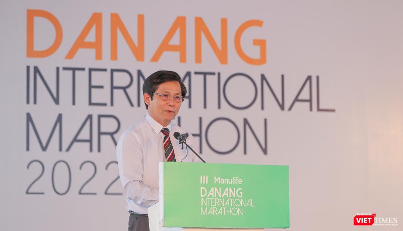 Ông Phạm Tấn Xử - Giám đốc Sở Văn hoá-thể thao TP Đà Nẵng phát biểu khai mạc cuộc thi Marathon quốc tế Đà Nẵng 2022
