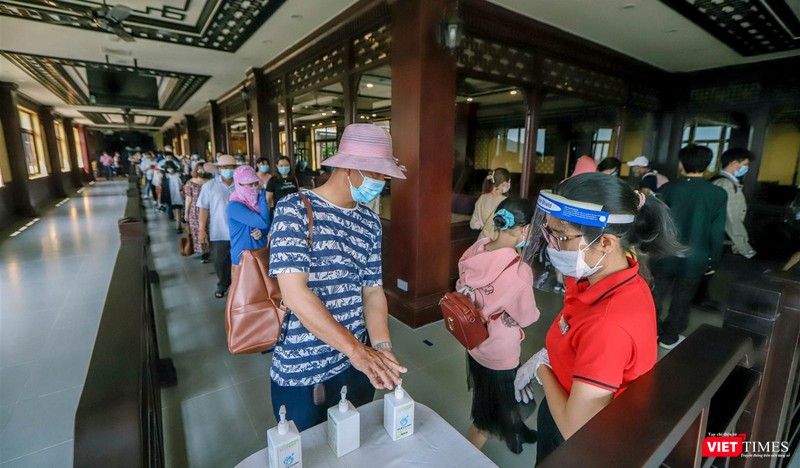 Du khách đến với khu du lịch Sun World Bà Nà Hills trong ngày đầu khu du lịch mở cửa trở lại