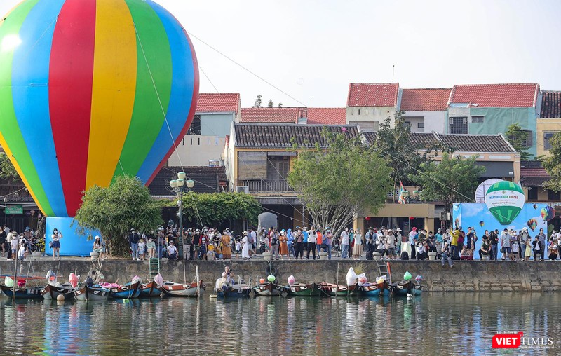 Người dân và du khách theo dõi diễn biến của màn thả khinh khí cầu lên không trung