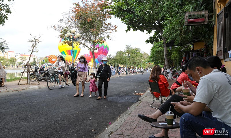 Người dân và du khách tiếp tục đổ về nơi trình diễn khinh khí cầu