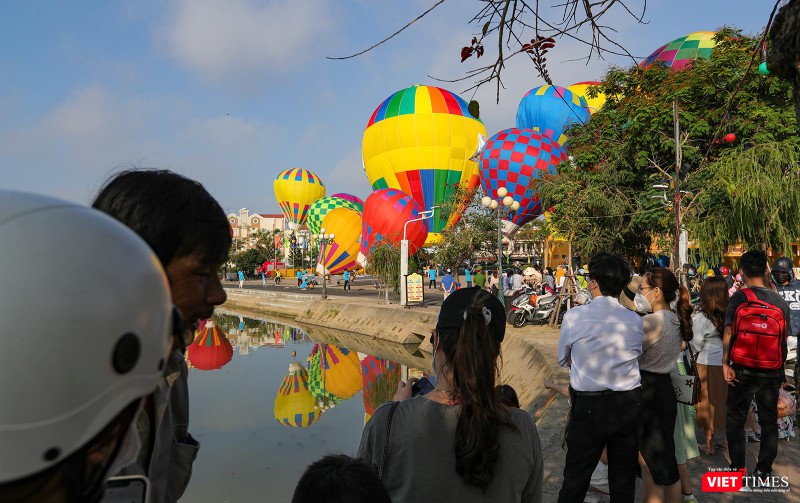 Người dân tranh thủ checkin