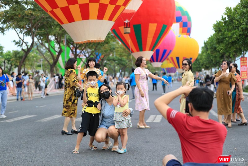 Du khách tham dự lễ hội khinh khí cầu tại Đà Nẵng