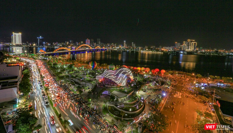 Công viên APEC (Đà Nẵng) trong đêm trình diễn thả hoa đăng bằng khinh khí cầu