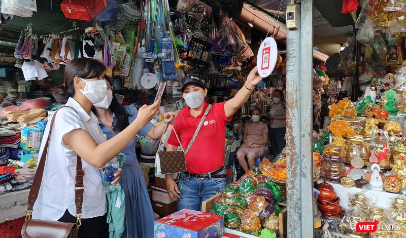 Tiểu thương chợ Cồn sử dụng mã VietQR trong thanh toán