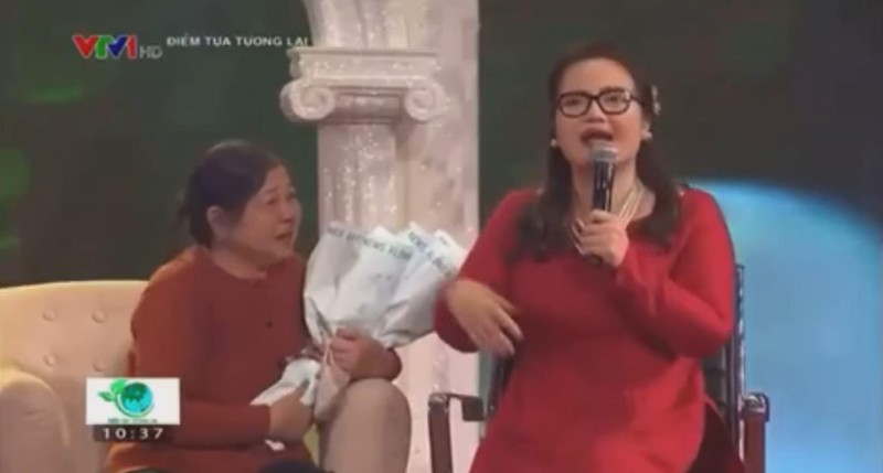 Hình ảnh doanh nhân Hoàng Hường (phải) trên chương trình Điểm tựa tương lai của VTV1 (Ảnh chụp màn hình)