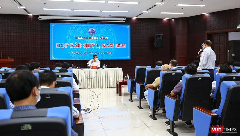 Quang cảnh buổi họp báo quý 1/2022 do UBND TP Đà Nẵng tổ chức diễn ra chiều ngày 18/4