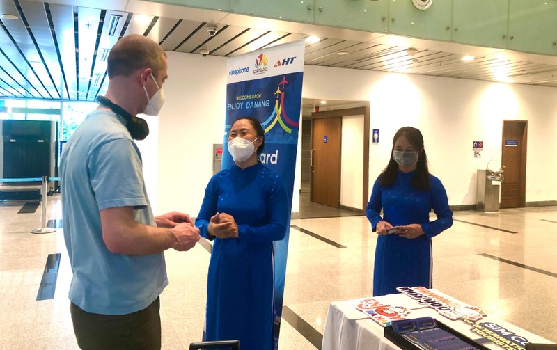Du khách quốc tế đầu tiên đến Đà Nẵng được nhận sim 4G theo chương trình