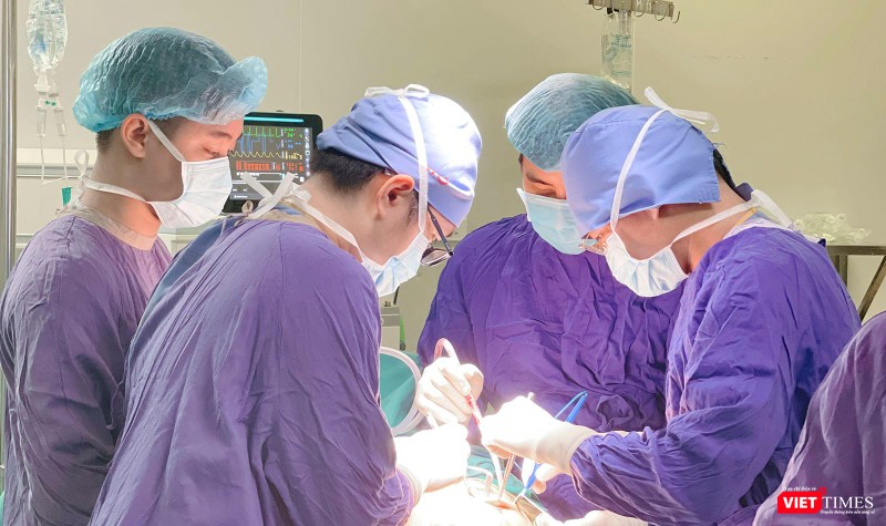 Ê-kíp bác sĩ Bệnh viện Hữu nghị Việt Đức phẫu thuật cho bệnh nhân