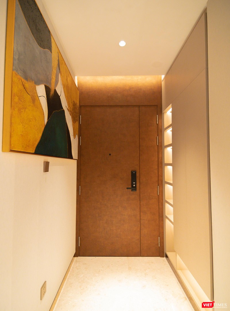 Toàn bộ các căn hộ Regal Complex đều áp dụng hệ thống cửa chống cháy 90 phút thi công theo các thông số kỹ thuật tiêu chuẩn quốc tế như khung bao gỗ sồi, hoàn thiện laminate kim loại xuất xứ châu Âu, tấm eron chống cháy dày 5mm,... (Ảnh: Căn hộ 1 PN plus)
