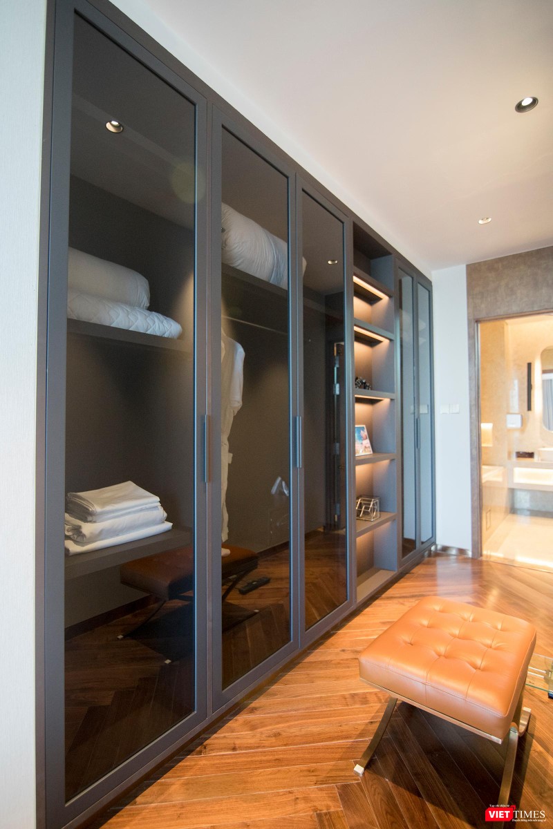 Không gian walk-in closet trong mơ dành cho những chủ nhân sành điệu với phần tủ được thi công chất liệu MDF chống ẩm, phủ laminate xuất xứ châu Âu, cánh tủ sử dụng kính cường lực, phụ kiện cửa Hafele giảm chấn cao cấp. (Ảnh: Căn hộ 2 PN)