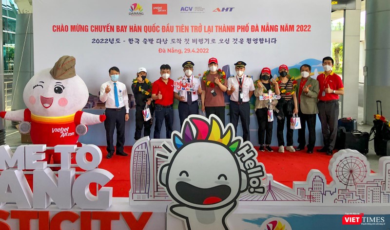Lãnh đạo Sở Du lịch, Cảng Hàng không Quốc tế Đà Nẵng, Công ty CP Đầu tư Khai thác Nhà ga Quốc tế Đà Nẵng và Hãng hàng không Vietjet Air tại buổi đón những du khách Hàn Quốc đầu tiên trở lại TP