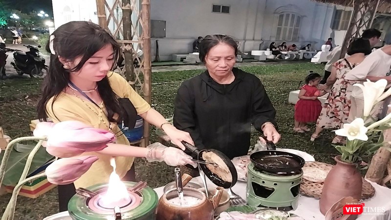 Trình diễn làm bánh khoái làng Chuồn