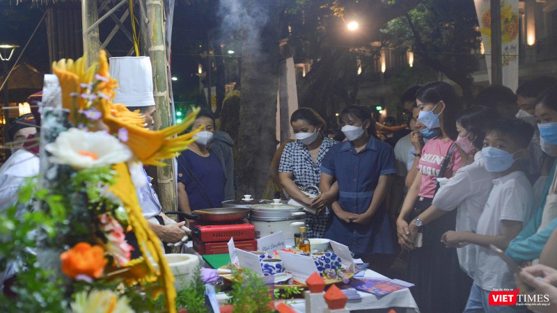 Du khách hứng thú xem các nghệ nhân ẩm thực trình diễn